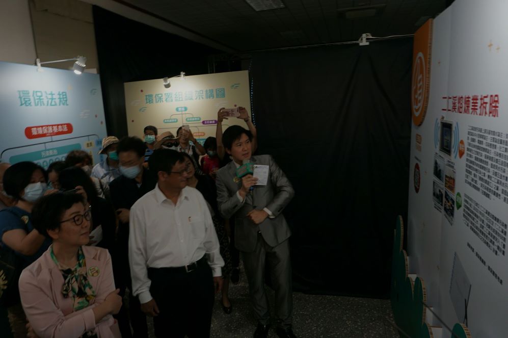 1090605新聞相片_張子敬署長及王時思副市長參觀地球日50週年環境回顧展-1.jpg