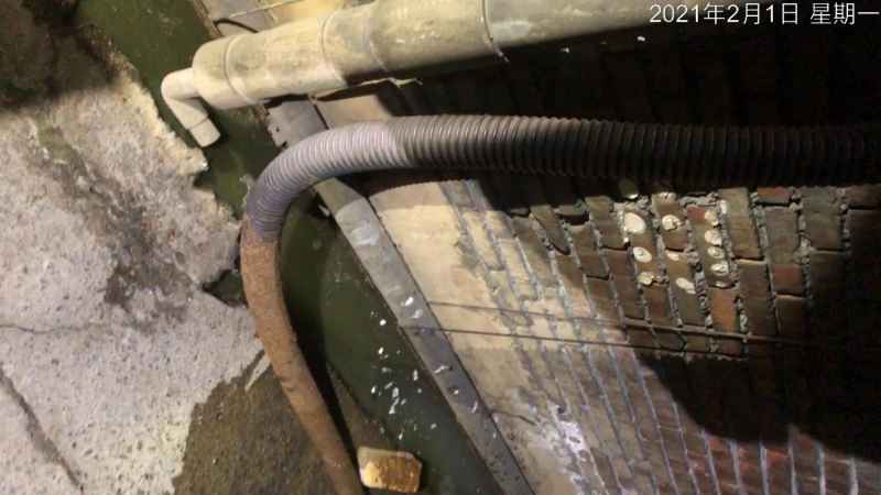 2.3蛇行管繞流廠後水溝排放黃綠色廢水-1.png