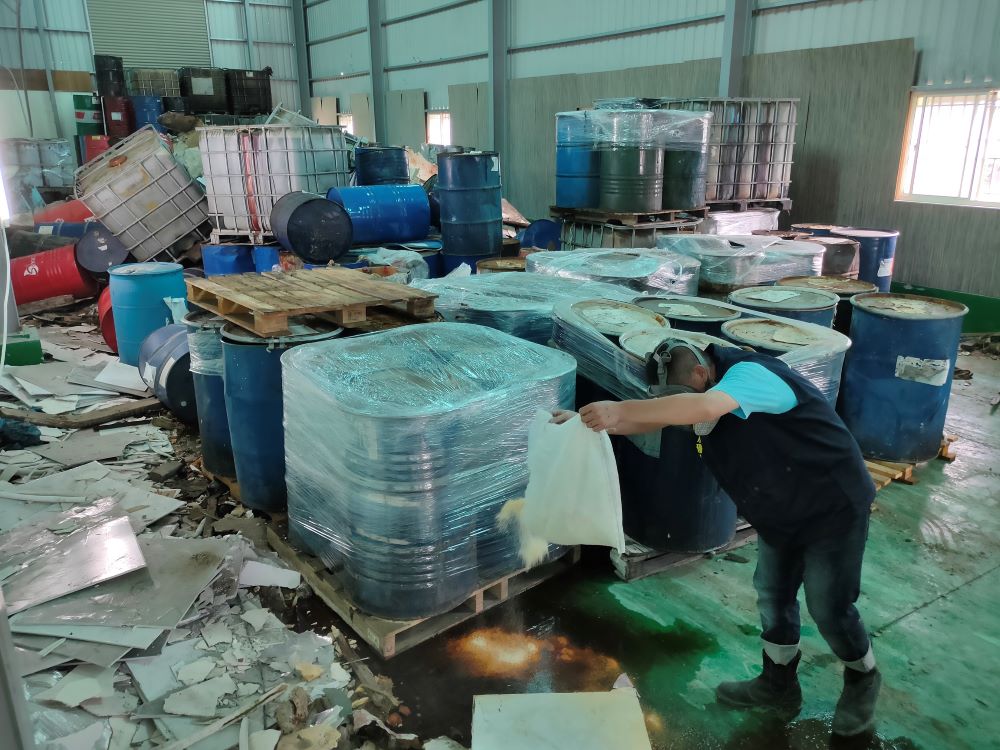 0117廠內堆置大量桶裝廢棄物，部分液體外洩產生刺鼻臭味-1.jpg