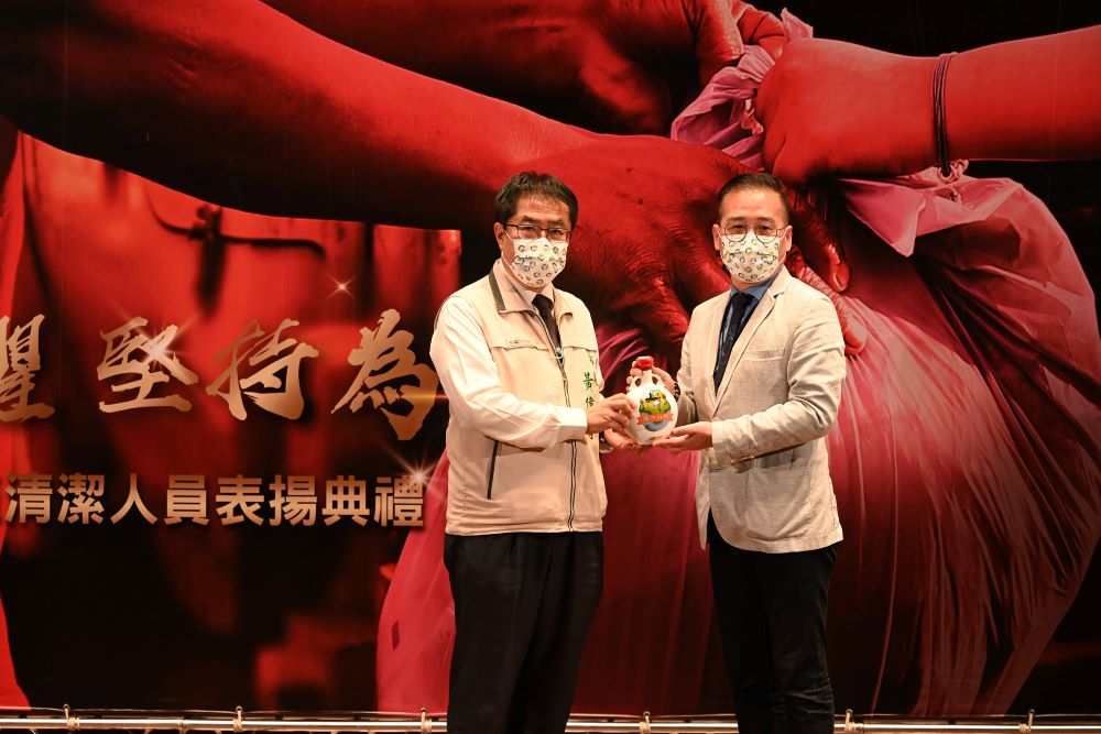 黃偉哲市長致送紀念品給得獎人，由李健育總隊長代表接受.JPG