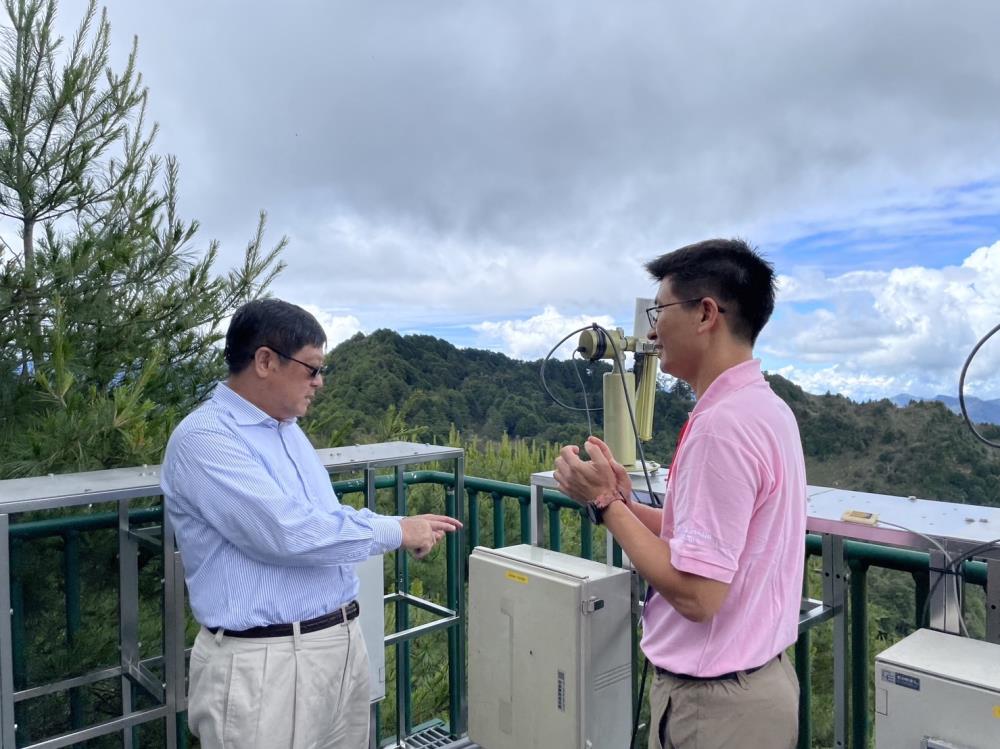 0703張子敬署長(左)聽取中央大學王聖翔教授(右)說明臺灣與美國NASA監測儀器之國際合作.jpg