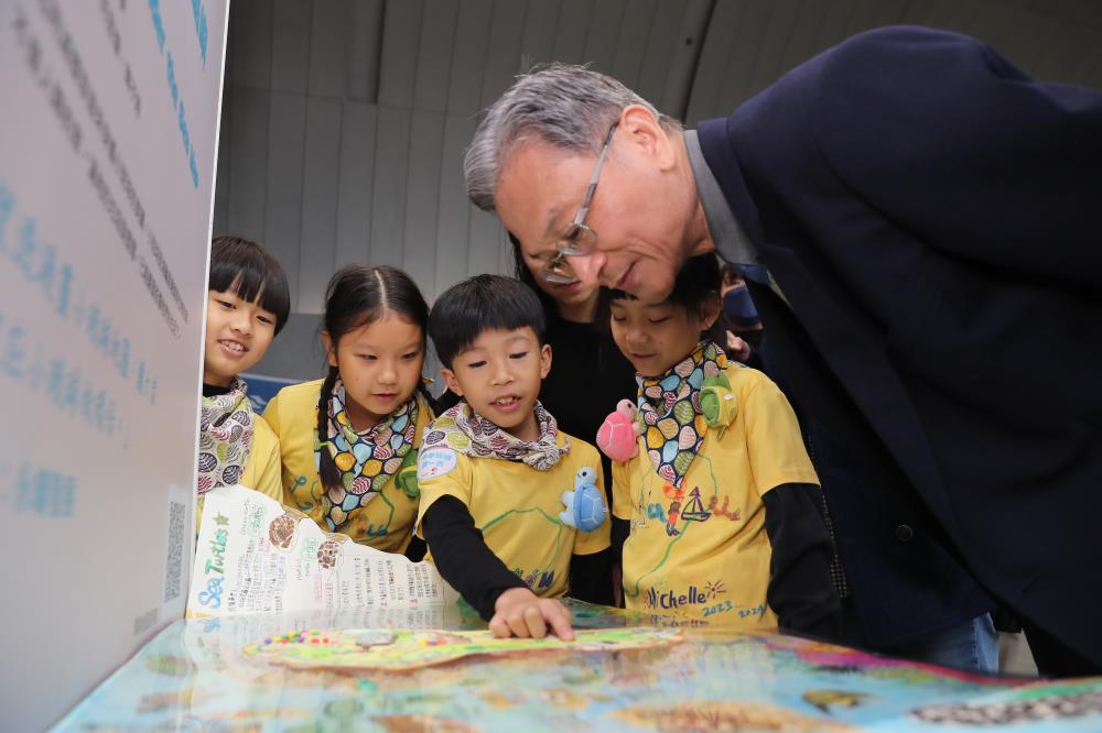 0301.環境部葉俊宏政務次長聆聽環境地圖獲獎團隊作品介紹.jpg