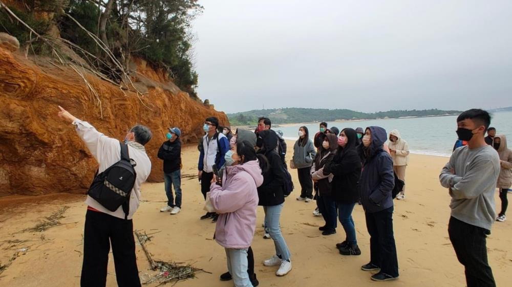 03042_「金門縣烈嶼鄉公所環境教育園區」講解觀察烈嶼南山頭玄武岩特色.jpg