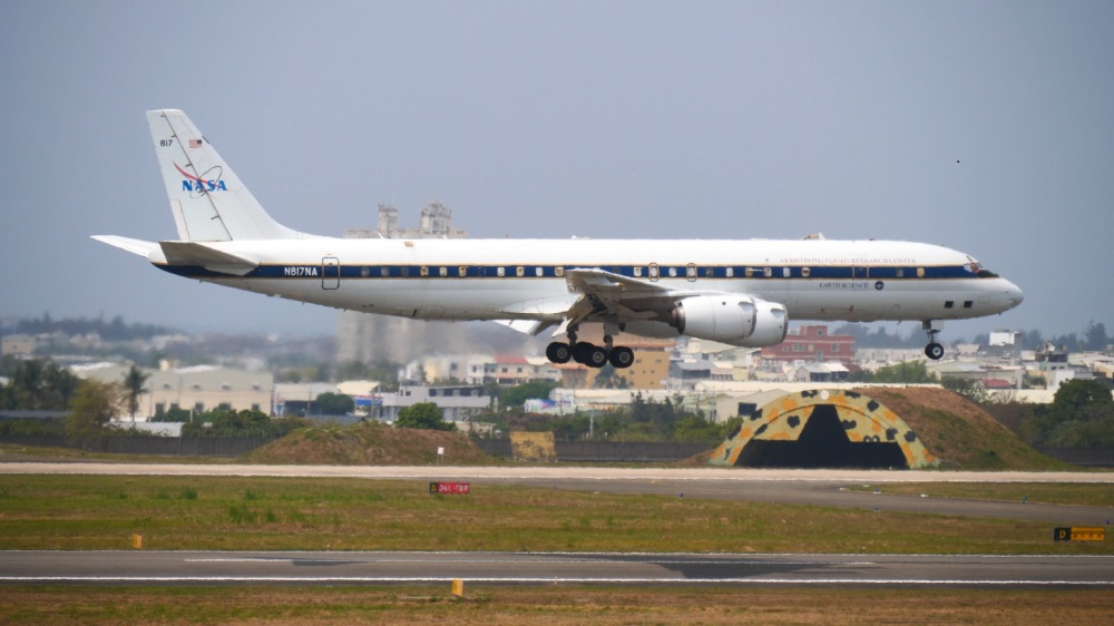 0313新聞相片_DC8低飛經過臺南機場.jpg