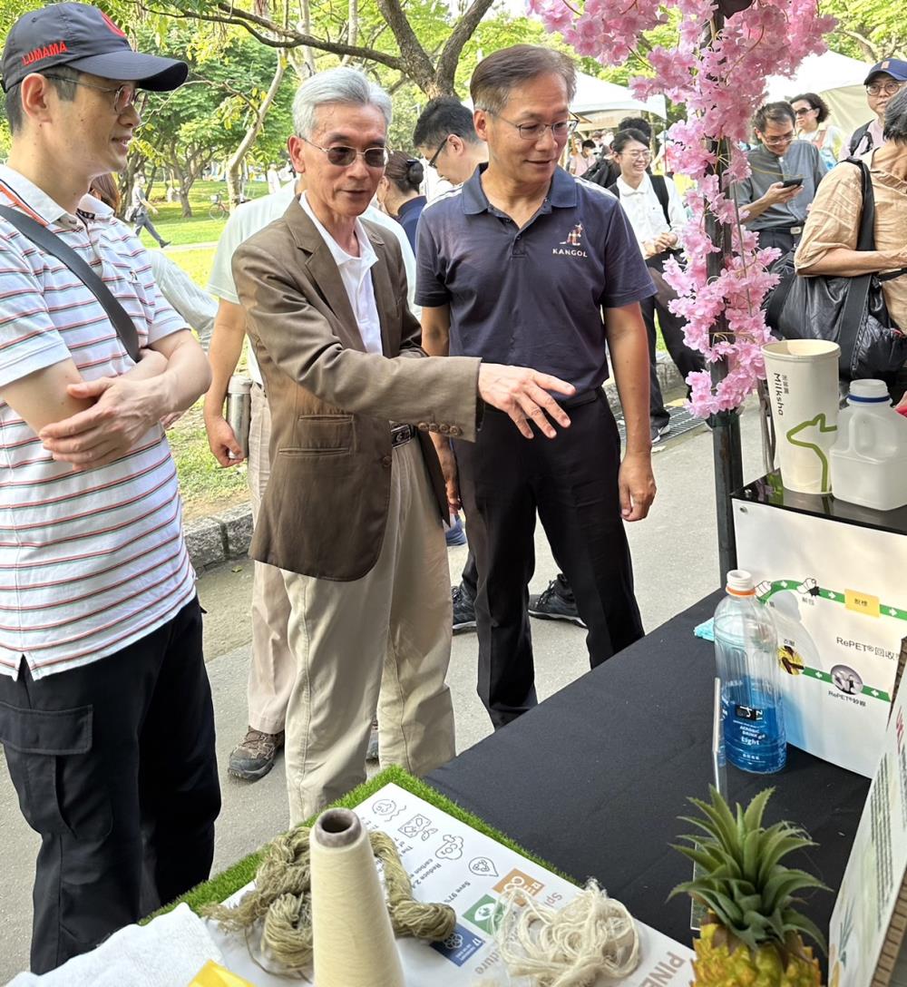 0421薛富盛部長參觀現場展示_廢塑膠變身，鳳梨纖維的運用.jpg