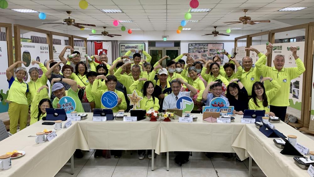 0426新聞相片_環境部葉俊宏次長、屏東環保局顏幸苑局長與東片巡守隊合照.jpg