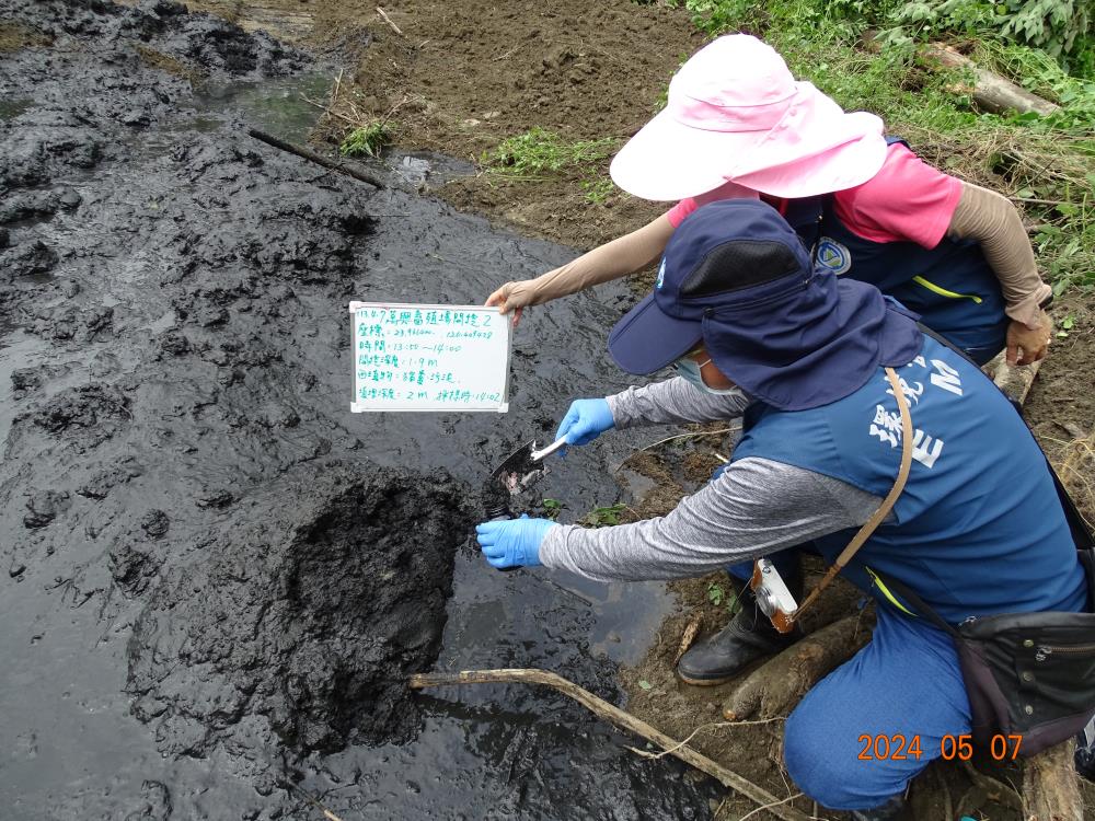 0508.稽查人員立即將挖出之污泥採樣送驗比對.jpg