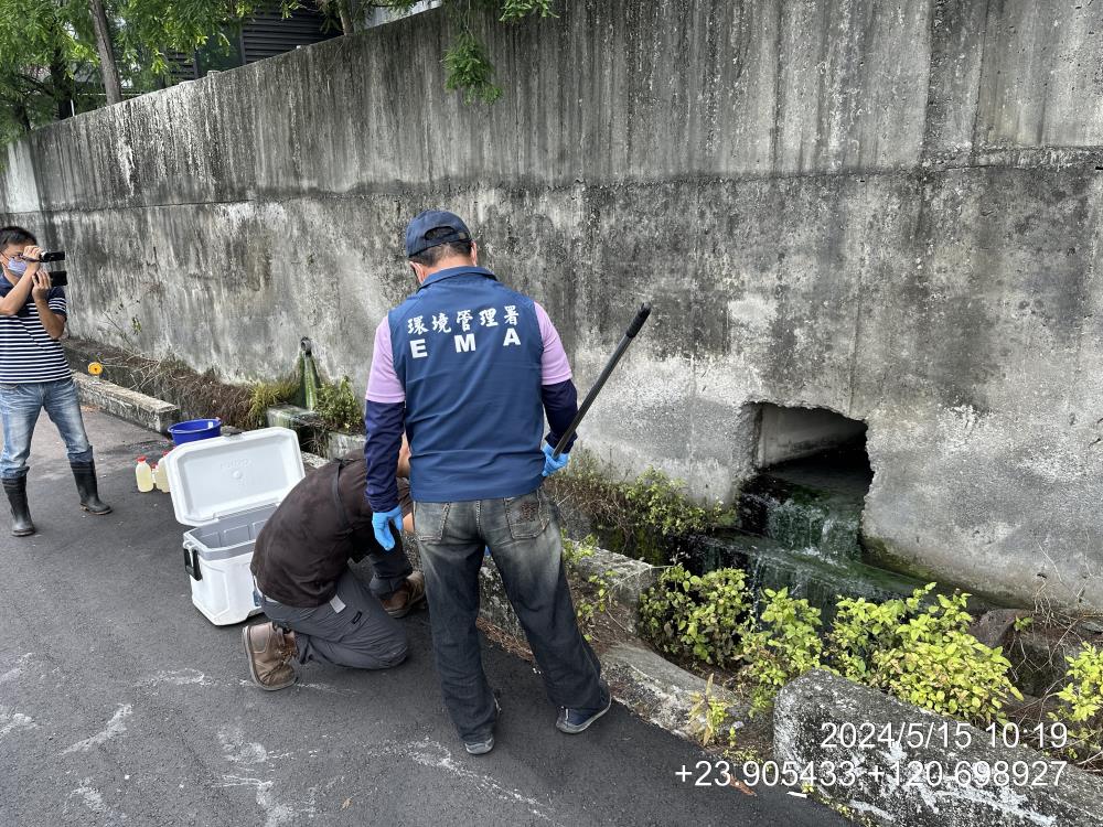 0517.督察人員確認廢水繞流情形及錄影取證.jpg