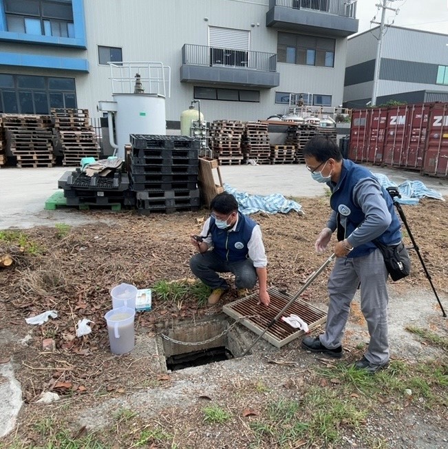 0521.中心人員採樣亮○洗衣廠橘色管線排放廢水.jpg