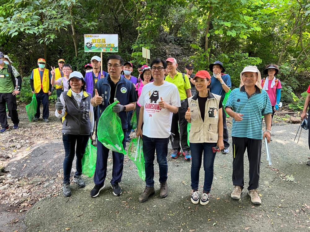 0615.彭部長與高雄市長局長共同維護環境.jpg