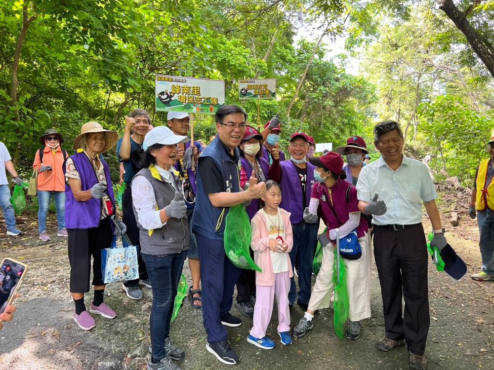 0615.彭部長與參加淨山民眾合影.jpg