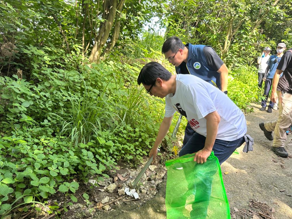 0615.彭部長與陳市長帶領民眾撿垃圾.jpg