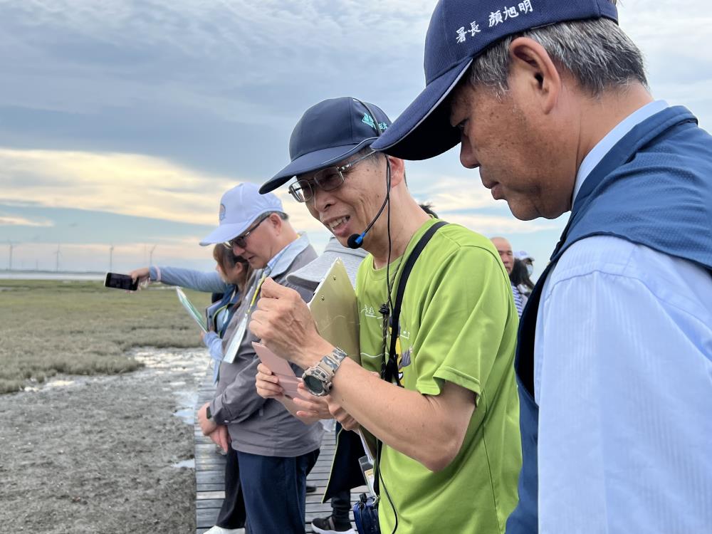 0806.-沈志修次長及顏旭明署長聽取高美濕地生態解說.jpg