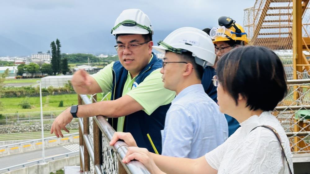 10.27.彭部長(左1)視察臺東縣垃圾焚化廠，肯定自主設施完成啟用運轉.jpg