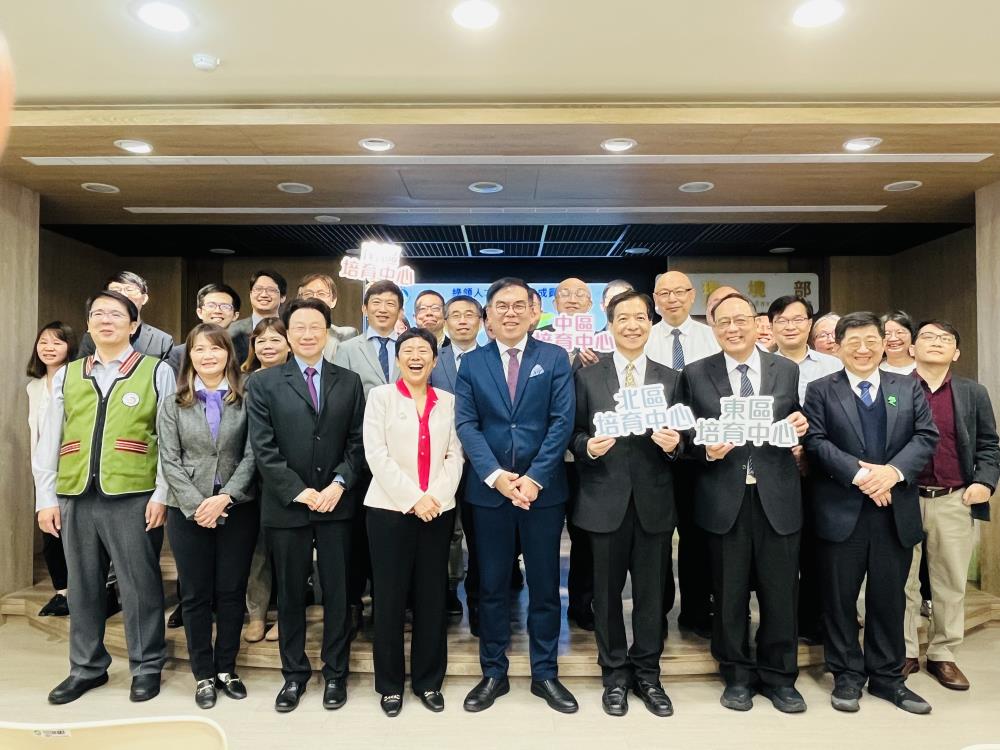 0523.01.環境部彭啓明部長偕施文真次長與原住民族委員會高文斌副處長（左1）、勞動部沈文麗組長（左2）、衛生福利部林名男副執行長（右1）及四區聯盟成員合照留影.jpg