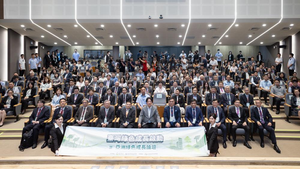 0523.賴清德總統出席綠色成長啟動暨亞洲綠色成長論壇大合照_總統府提供.jpg