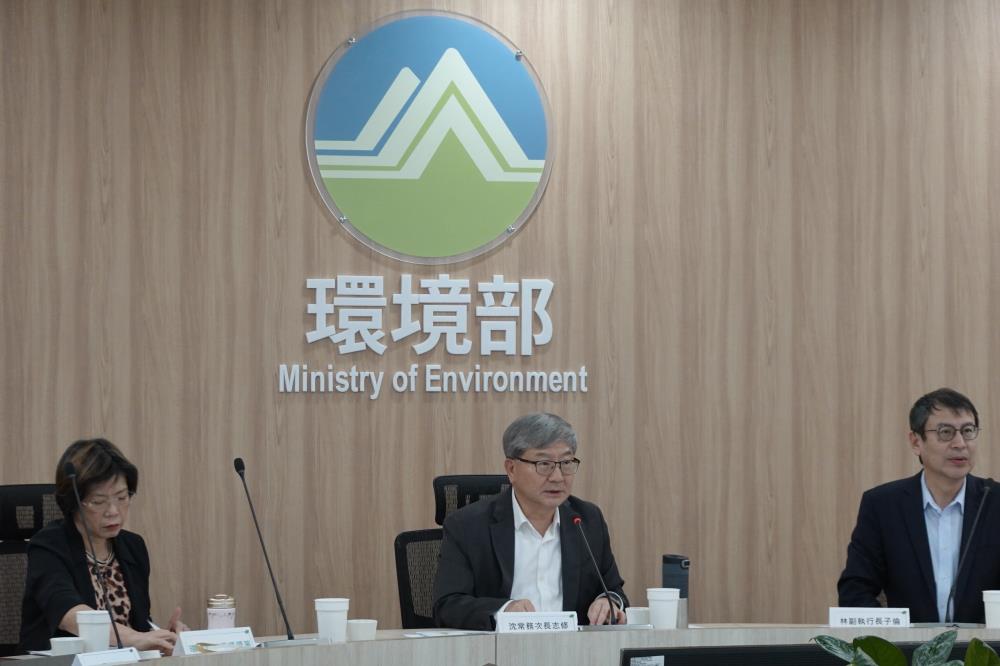 0523-1.會議由由環境部沈志修次長(中)、行政院能源及減碳辦公室林子倫副執行長(右)共同主持，左為資源循環署賴瑩瑩署長.jpeg