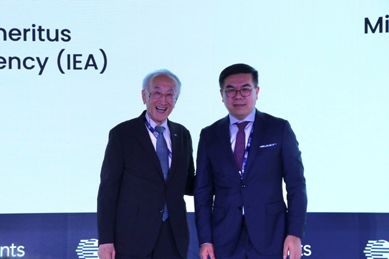 0621圖片3_2025日本能源高峰會_環境部彭部長與IEA前總裁田中伸男合照.png