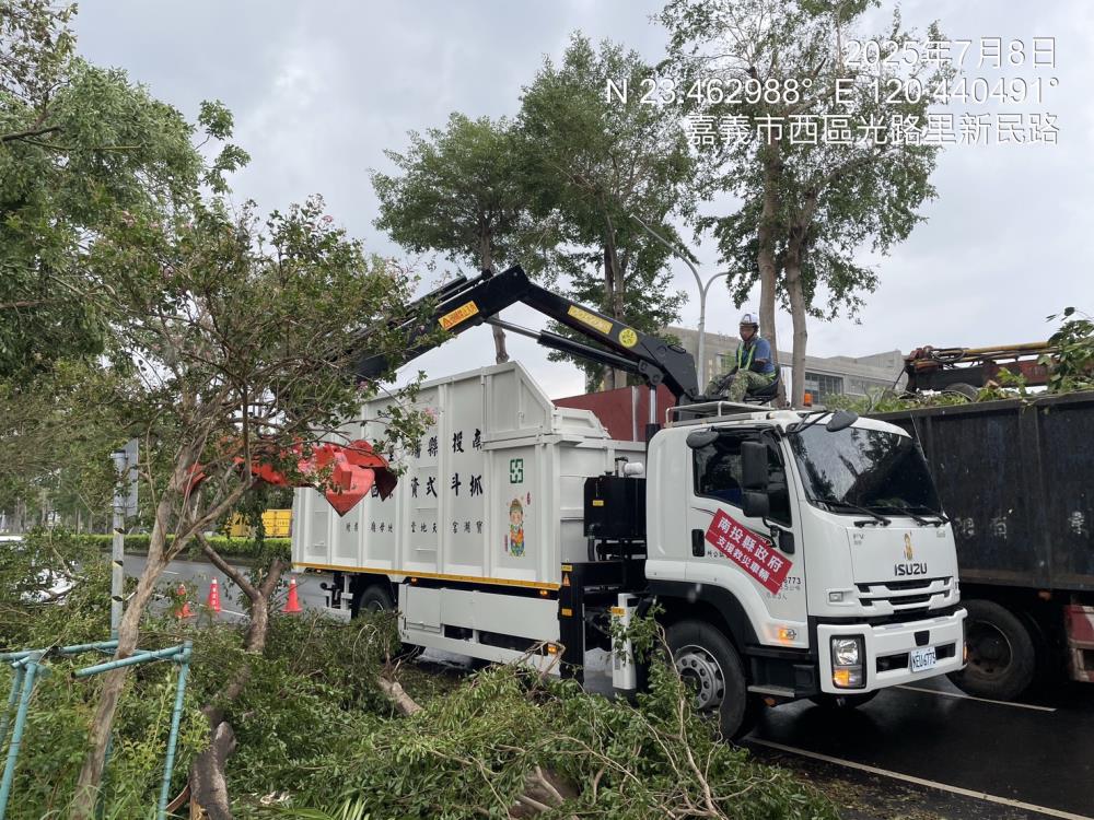 0710南投縣環保局支援嘉義市清理路樹.jpg
