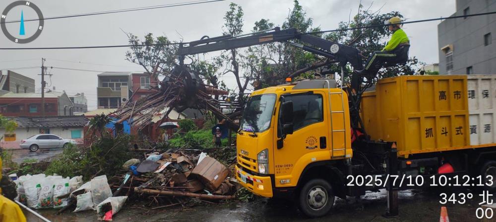 0710高雄市環保局支援嘉義縣清理廢棄物照片.jpg
