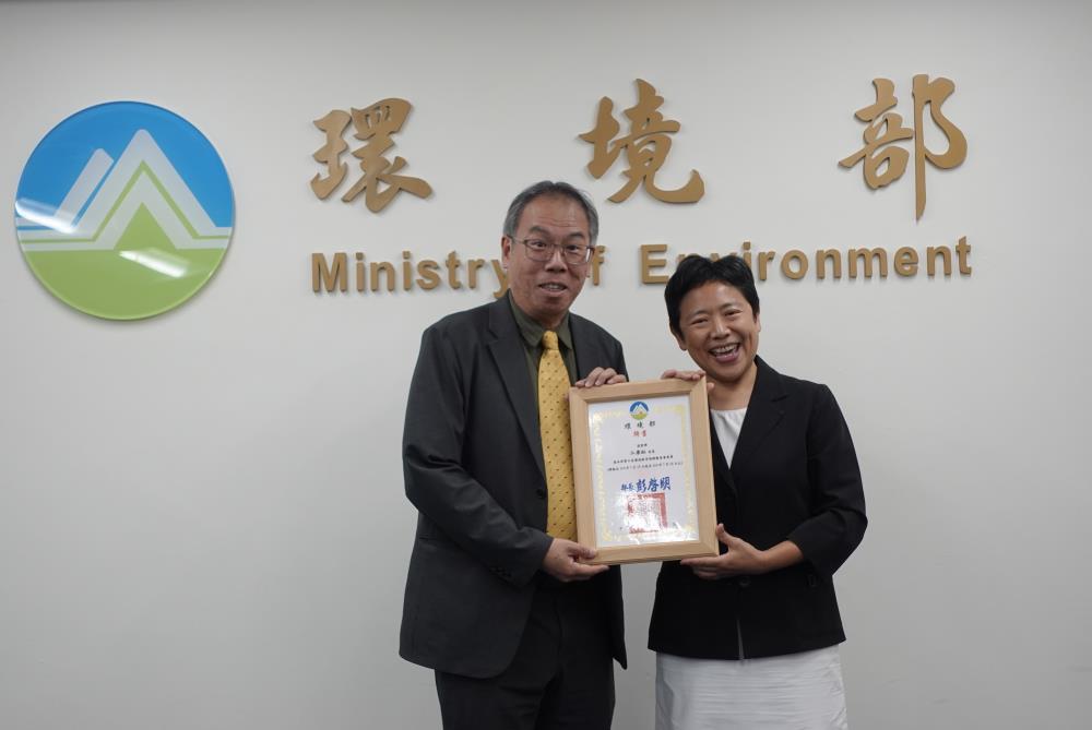 07162.環境部施文真次長頒發第8屆環境教育認證審查會聘書予江康鈺委員.JPG