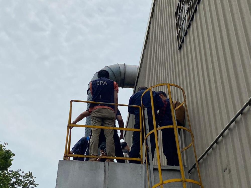 0718查核空污防制設備活性碳吸附塔操作情形.jpg