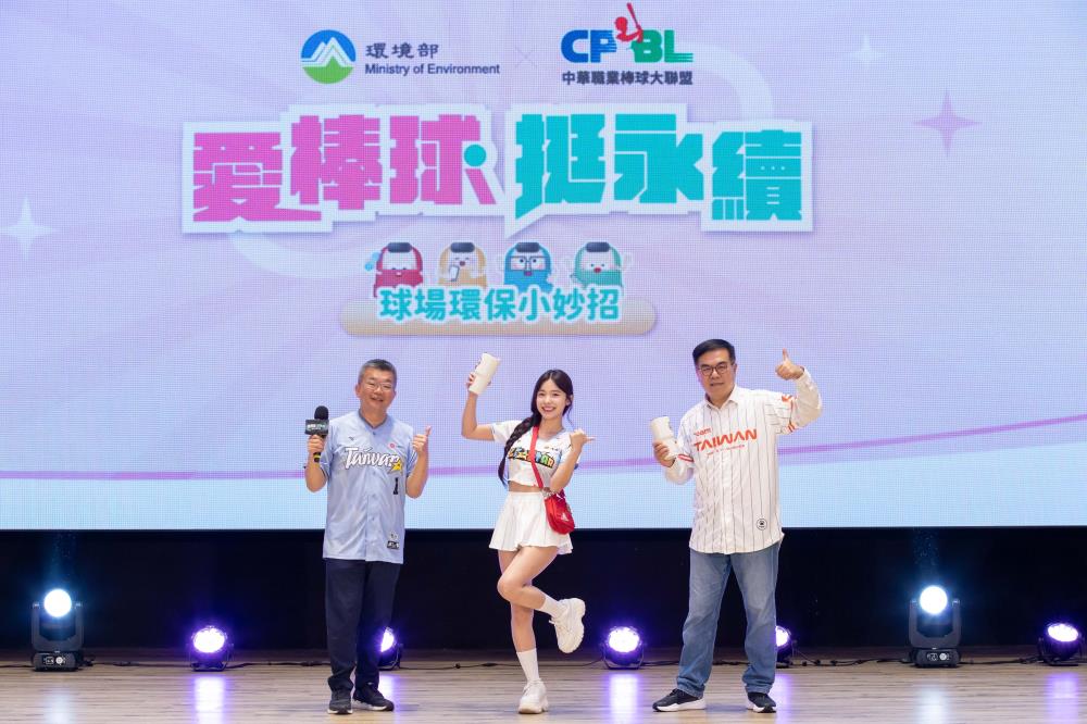 1765080999126715.jpg 0721-4韓籍人氣啦啦隊女神李多慧今年受邀擔任資源循環推廣大使,展示身穿2025年中華職棒明星賽「環保紗循環球衣」,上有「Green+CPBL」標籤.jpg