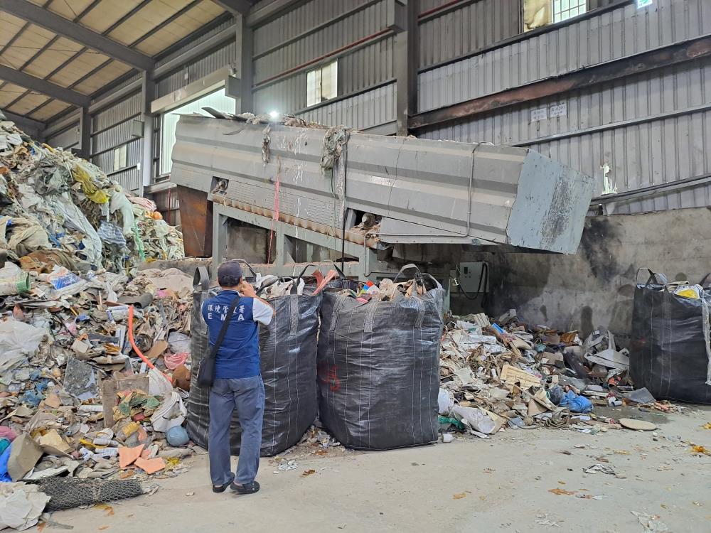 0725違法業者廠房內貯放大量廢塑膠混合物.jpg
