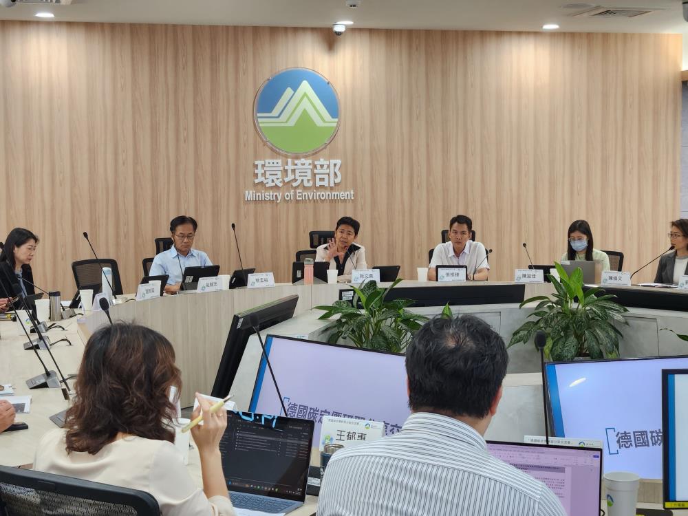 0729施文真次長_中_主持綠色成長聯盟德國碳定價研習分享會.JPG