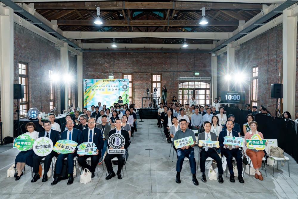 0801「2025總統盃黑客松徵件啟動記者會」大合照.jpg