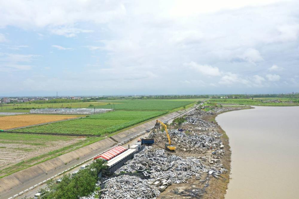 0801-1嘉義縣新庄滯洪池8月1日現場空拍清理照片.jpg