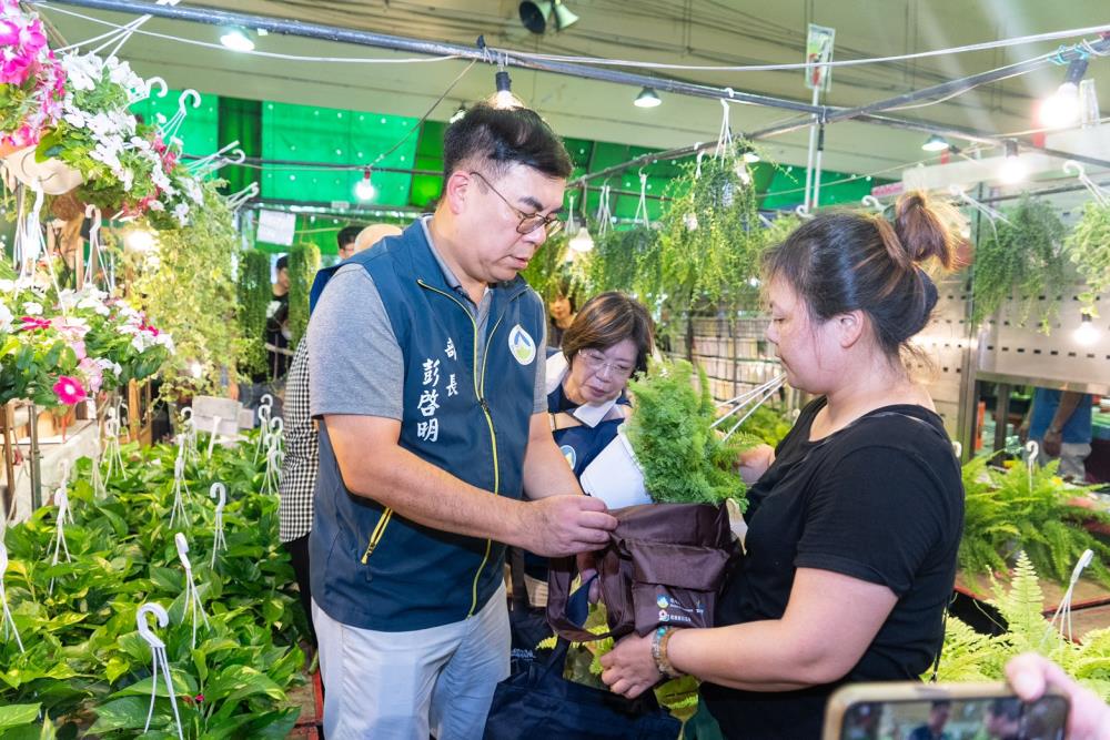 0802.環境部彭啓明部長示範用循環袋購買盆栽.jpg