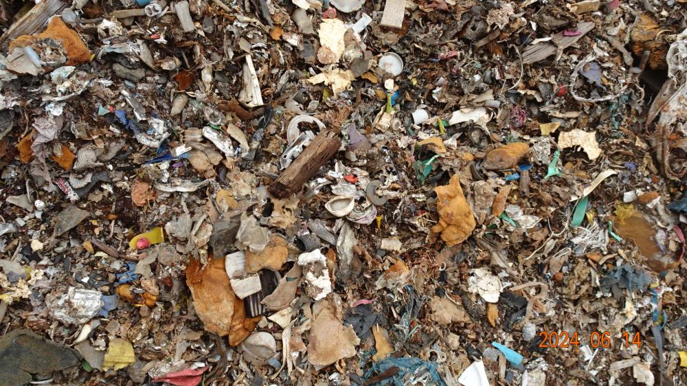 0804.現場查獲廢泡棉、廢橡膠及廢塑膠膜等混合廢棄物.JPG
