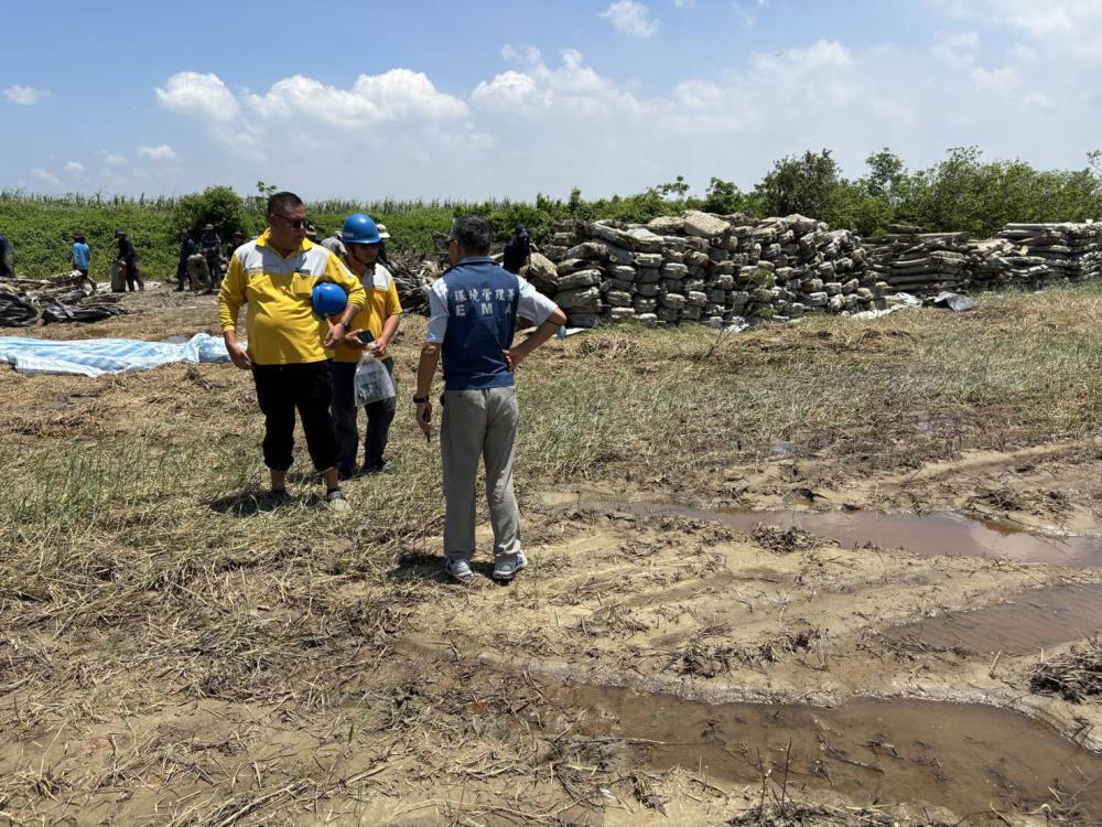 0807新聞相片_環管署人員現場採樣檢測1.jpg