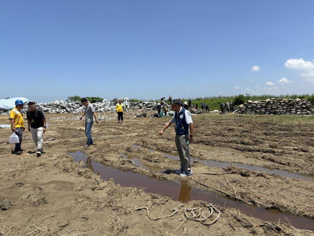 0807新聞相片_環管署人員現場採樣檢測2.jpg