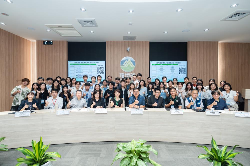 0815-1部長與環境永續旗艦計畫—海外翱翔組獲選青年大合照.jpg