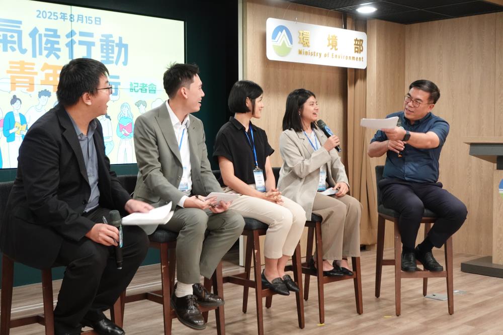 0815.03-彭啓明部長(右1)與4位圓夢青年交流對談.jpg