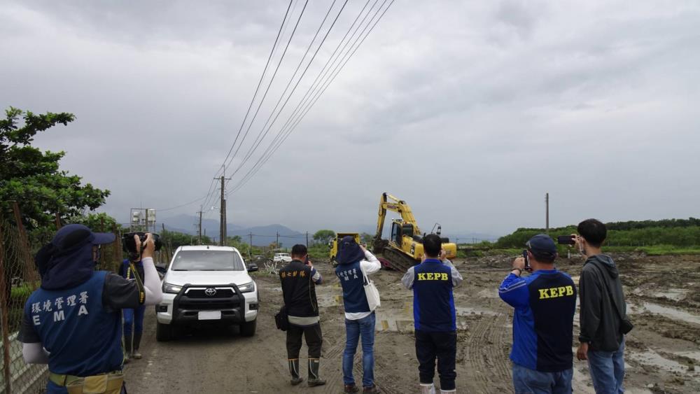 0828環境管理署啟動檢警環聯合機制打擊盜採砂石集團並查扣挖土機.jpg