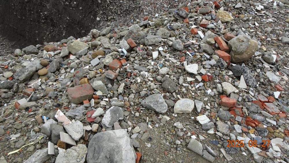 0828建築廢棄物混合物回填於農地上.JPG