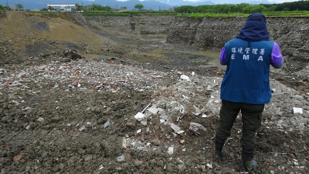 0828坑洞回填廢水泥塊、廢磁磚、廢鋼筋、廢塑膠管、廢木材等廢棄物.JPG