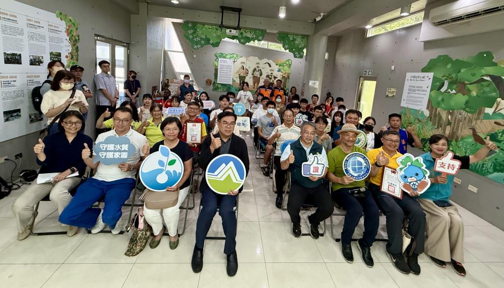 0829-彭啓明部長與水環境巡守領域楷模及青年們合影.jpg