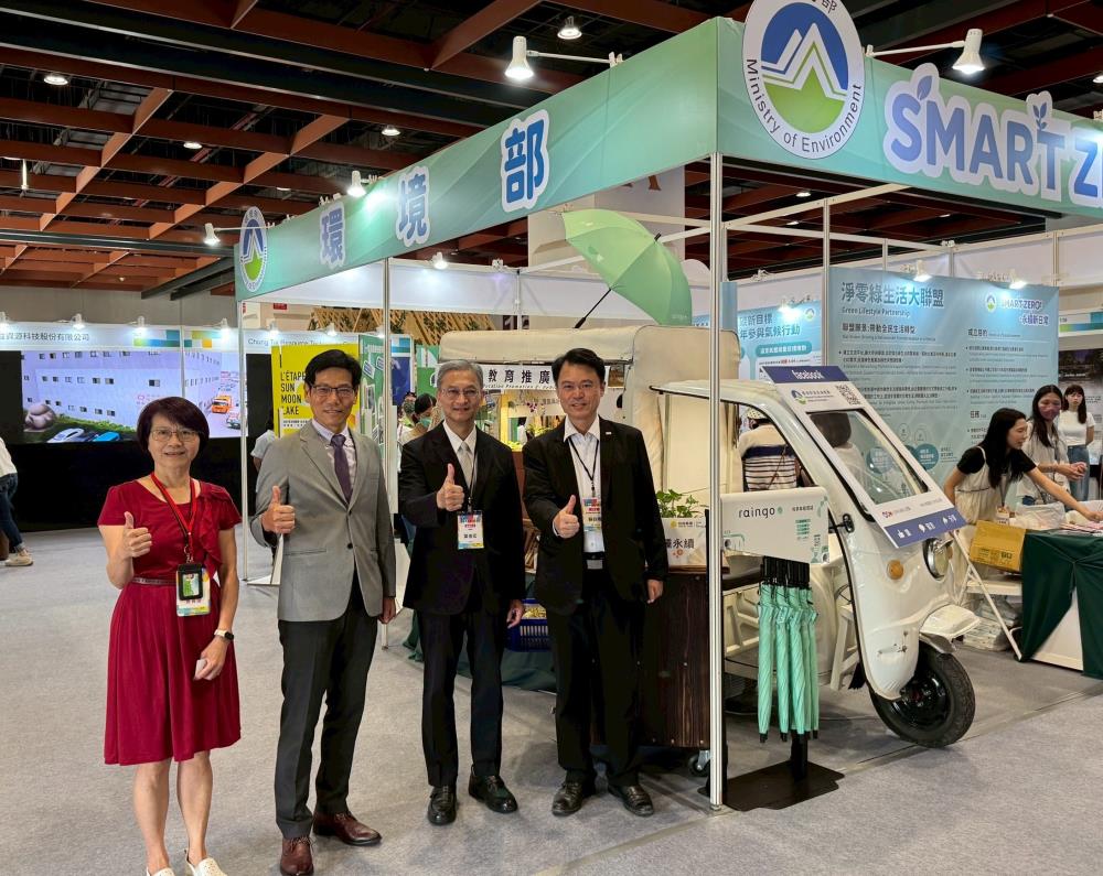 0911-葉次長與貴賓參觀本部攤位.jpg