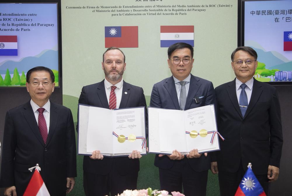 1001+臺巴環長共同簽署「在《巴黎協定》下合作備忘錄」彭啓明部長_右2_、巴拉圭共和國環境及永續發展部部長Rolando+de+Barros+Barreto_右3_.jpg