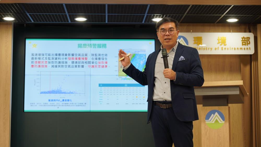 1017-新聞相片_彭啓明部長說明增設感測器助光復鄉掌握空氣品質.jpg