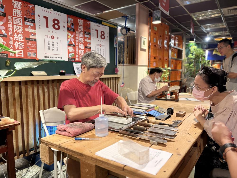 1018.4活動邀請10幾個攤位提供不同物品的維修服務.jpg