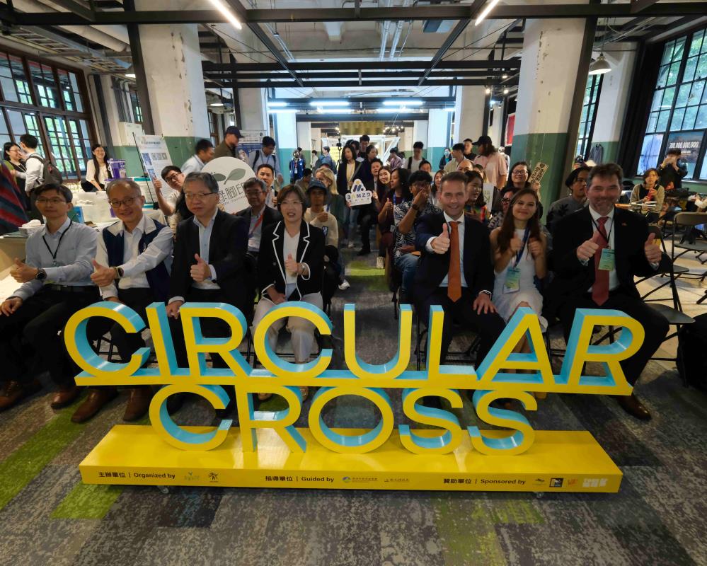 1023.3超越圈圈記者會與參展人員大合照.JPG