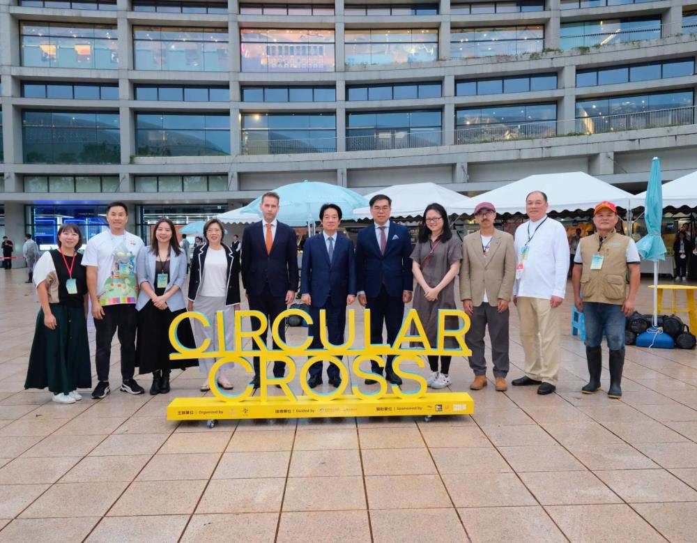 1023-4賴總統參觀「2025超越圈圈循環經濟博覽會」的心得，表示臺灣已能展現「從頭到腳都是循環經濟產品」的實力，充分體現產業創新與永續設計的成果.jpg