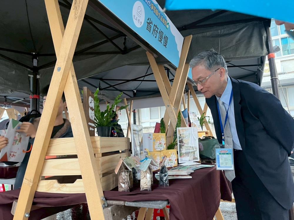 1111.葉俊宏次長參觀攤位.jpg