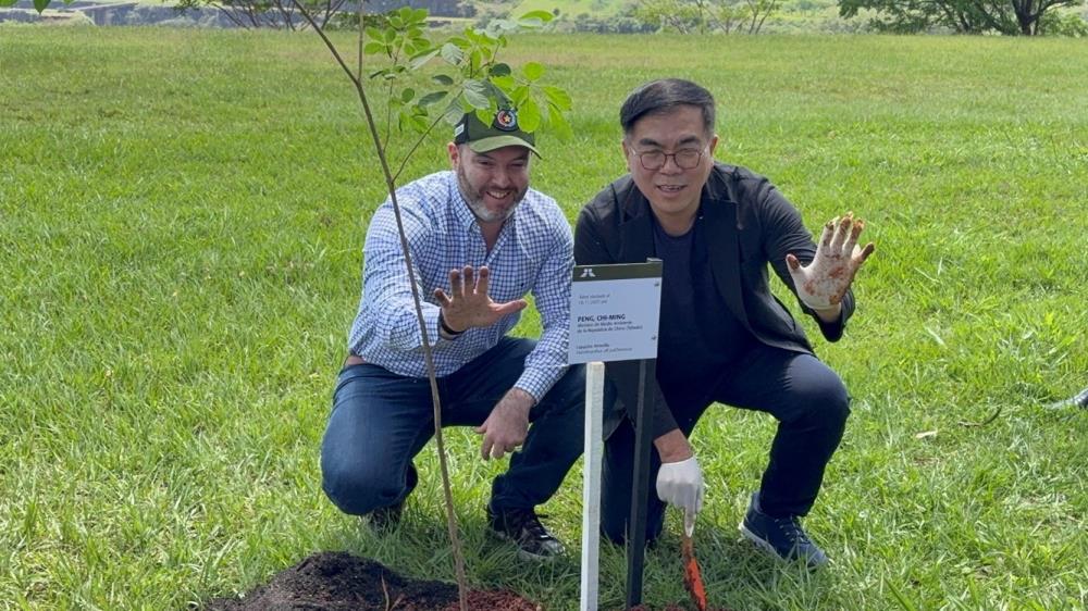 1767343398655540.jpg 1120.臺巴兩國環境部長植樹儀式.jpg