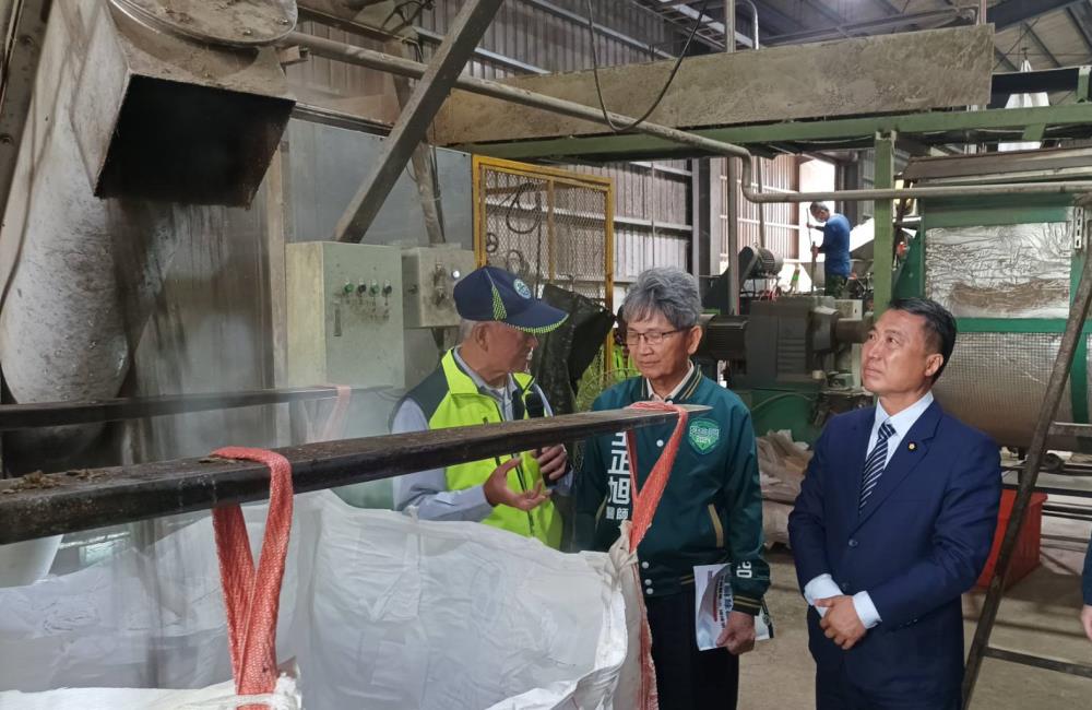 1767344711670785.jpg 1120+1.涂權吉立委(右1)與王正旭立委(左2)至泓橋公司實地參觀.jpg